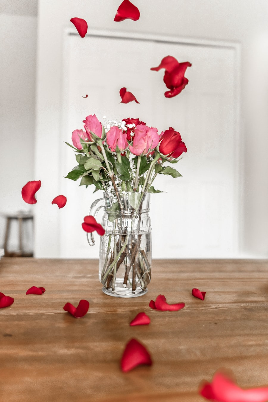 Roses rouges et pétales